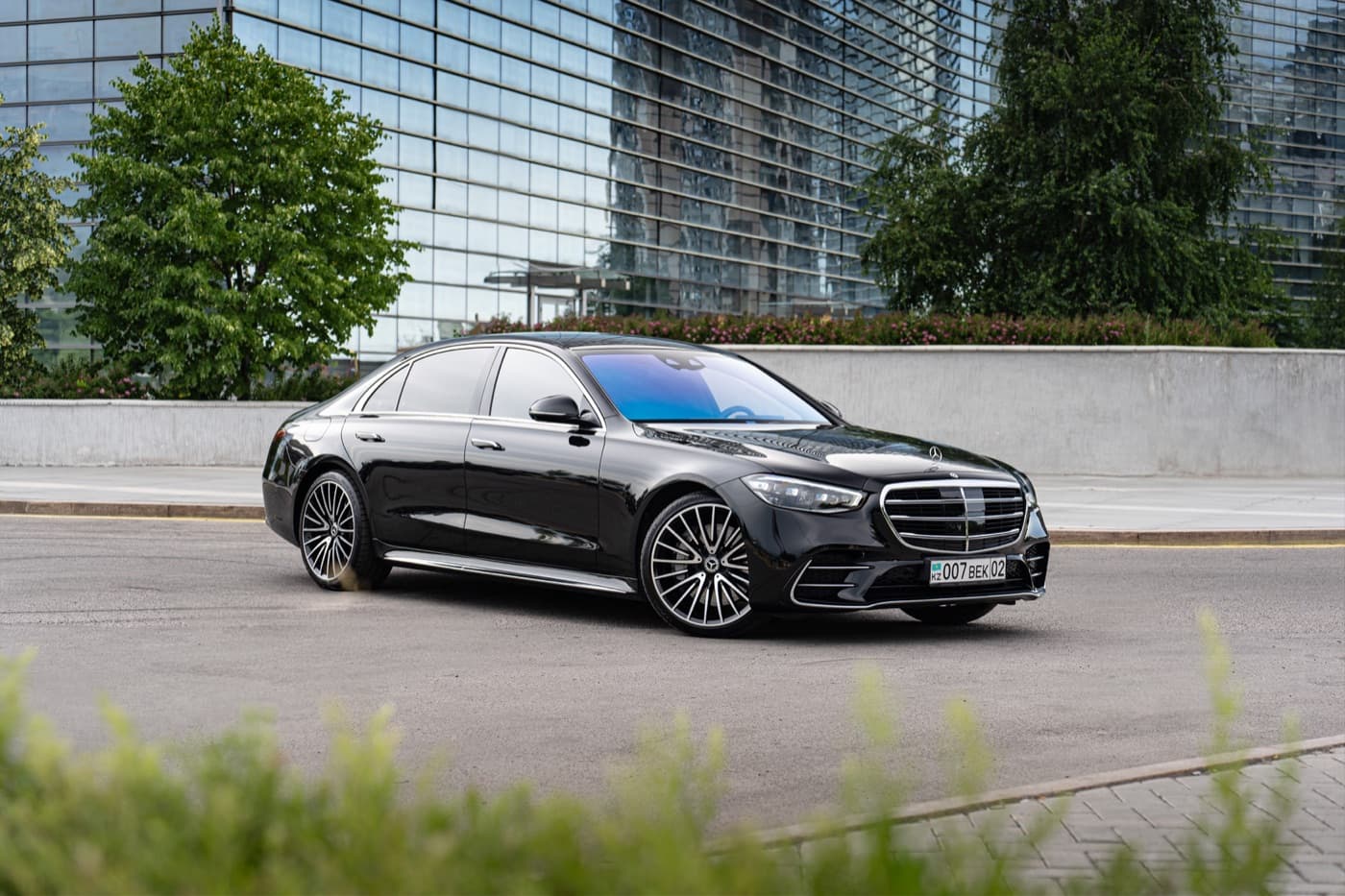 Mercedes S-class W223 — авто с водителем в Алматы