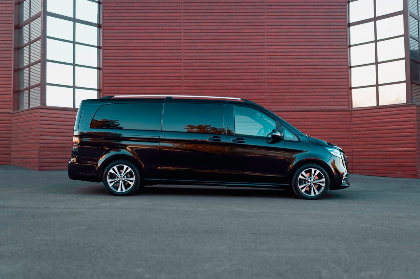 Mercedes V-class — авто с водителем в Алматы